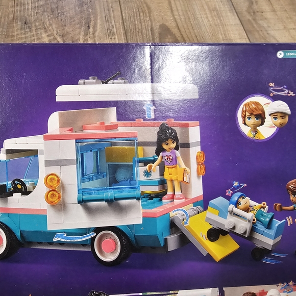 LEGO Friends Heartlake City Hospital Set 42613 NEW 344 Pieces Ambulance - Picture 6 of 10